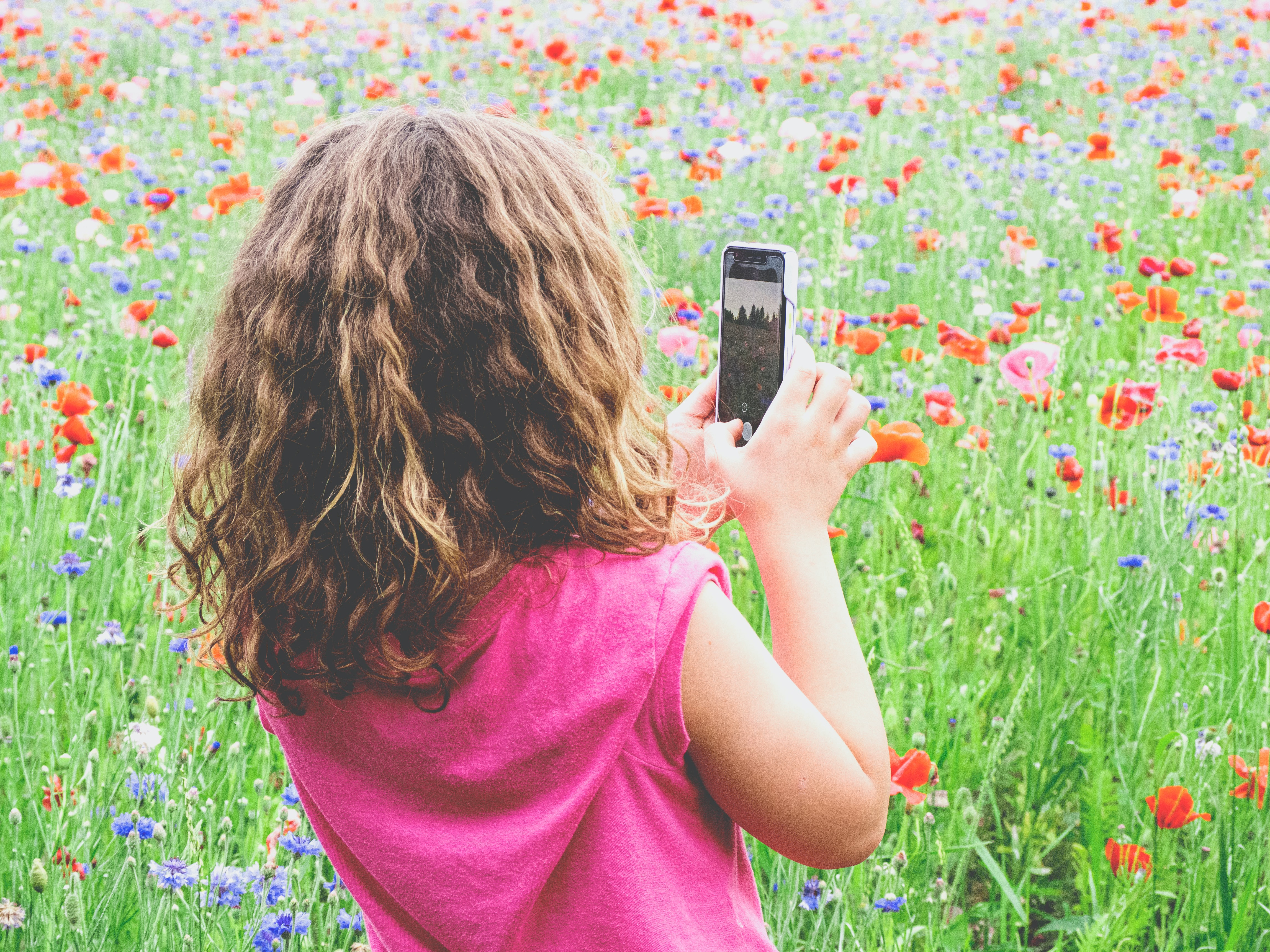 Pige bruger app i naturen